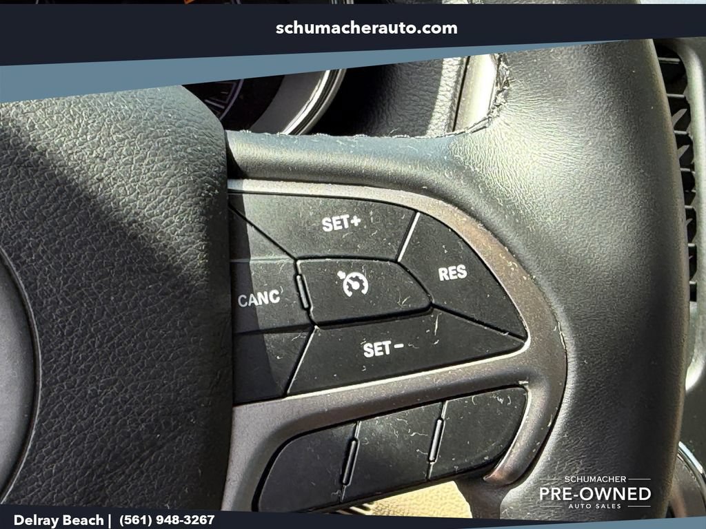Used 2019 Jeep Grand Cherokee Laredo AWD/4WD image 24
