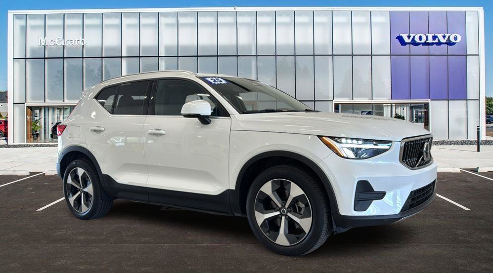 Used 2025 Volvo XC40 B5 Core AWD/4WD image 1