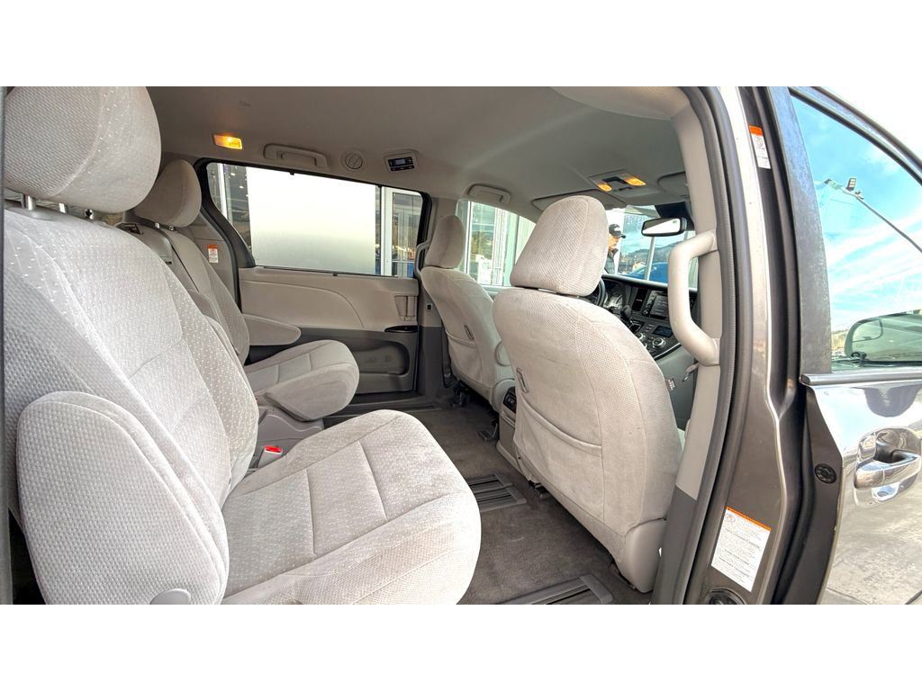 Used 2018 Toyota Sienna LE image 13