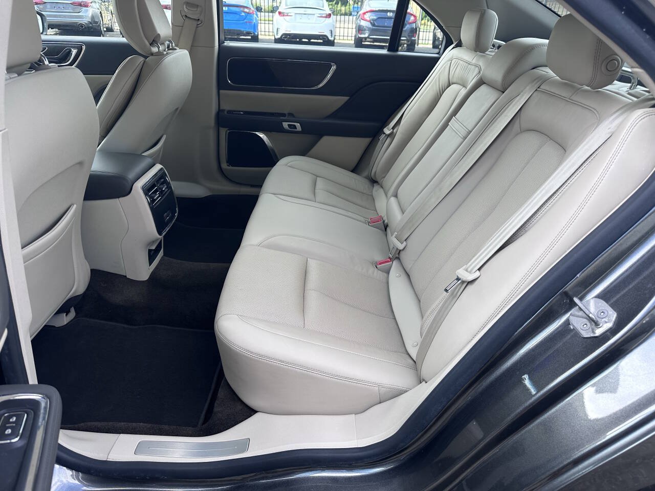 Used 2018 Lincoln Continental Select w/ Continental Climate Package FWD image 14