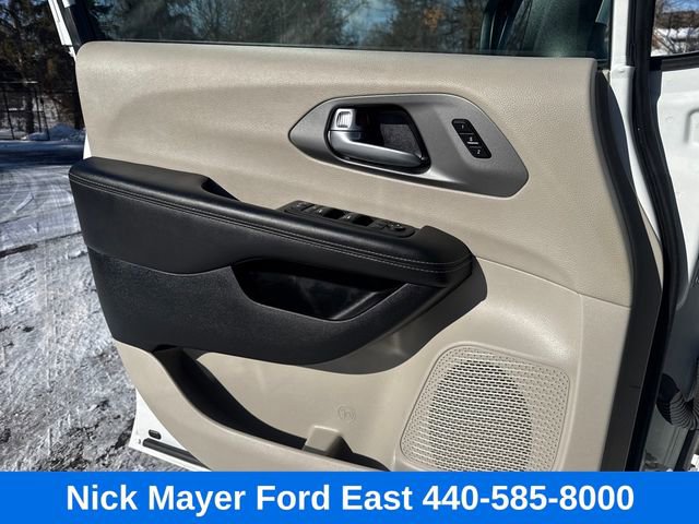 Used 2023 Chrysler Pacifica Touring-L FWD image 25