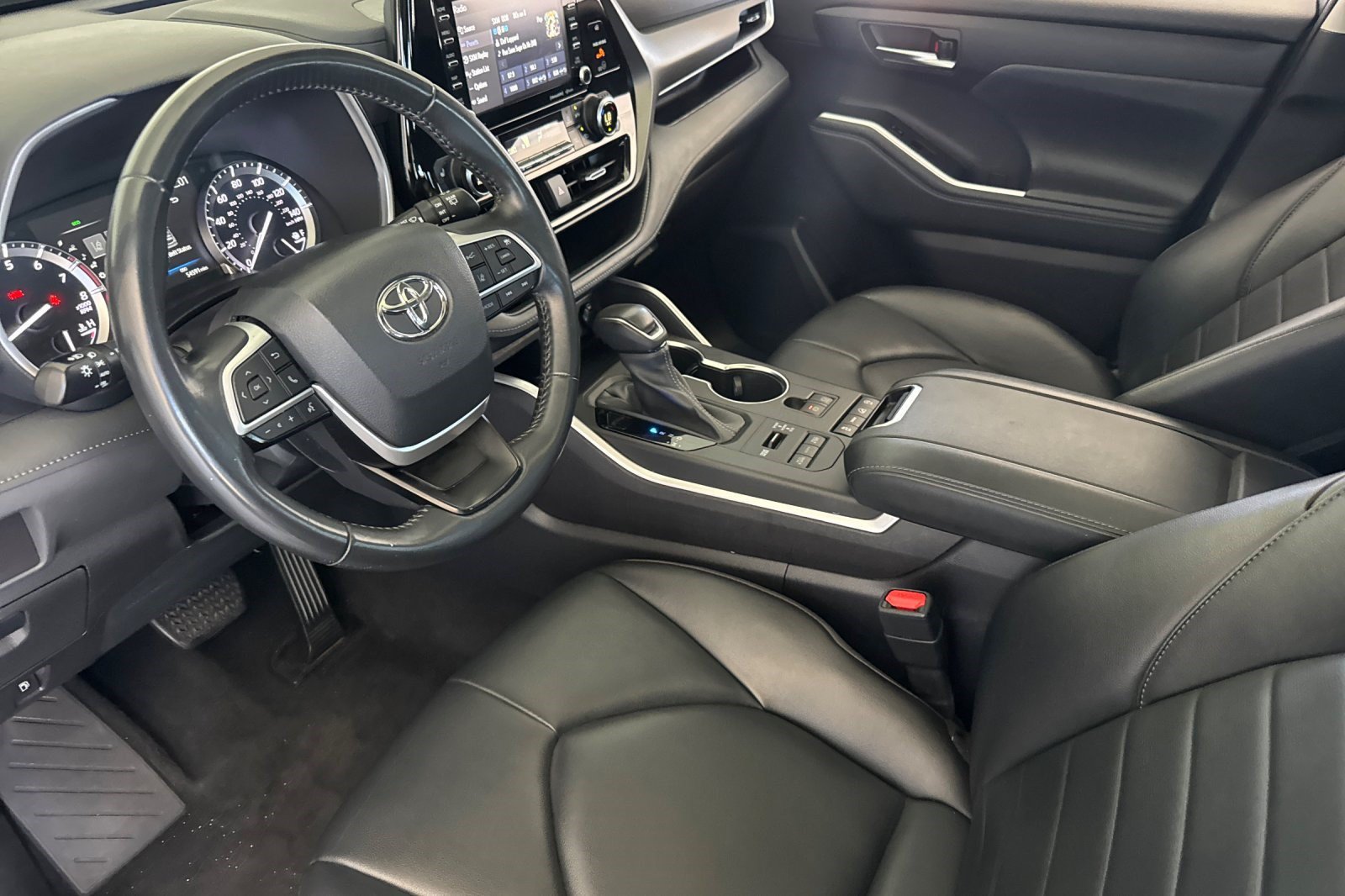 Used 2022 Toyota Highlander XLE AWD/4WD image 4