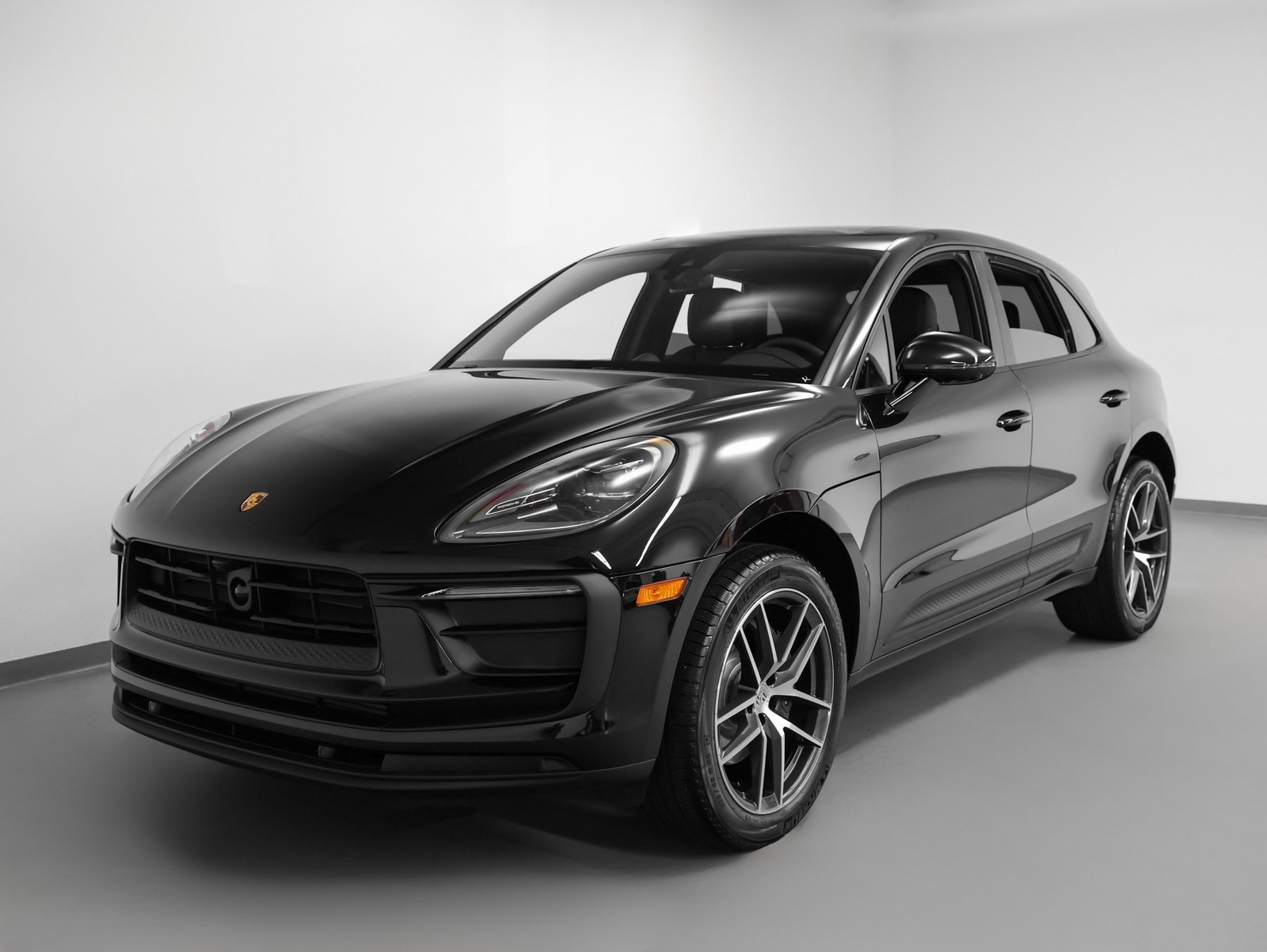Certified 2025 Porsche Macan image 6