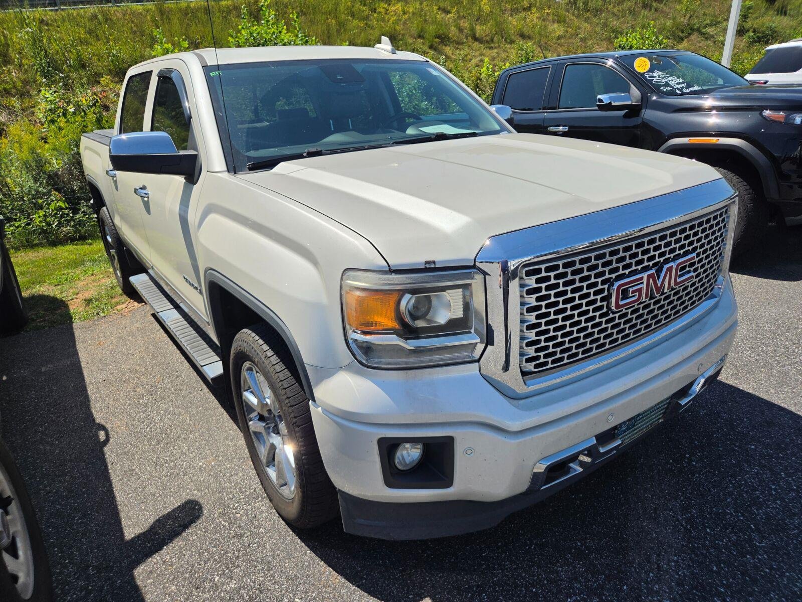 Used 2015 GMC Sierra 1500 Denali w/ Driver Alert Package AWD/4WD image 3