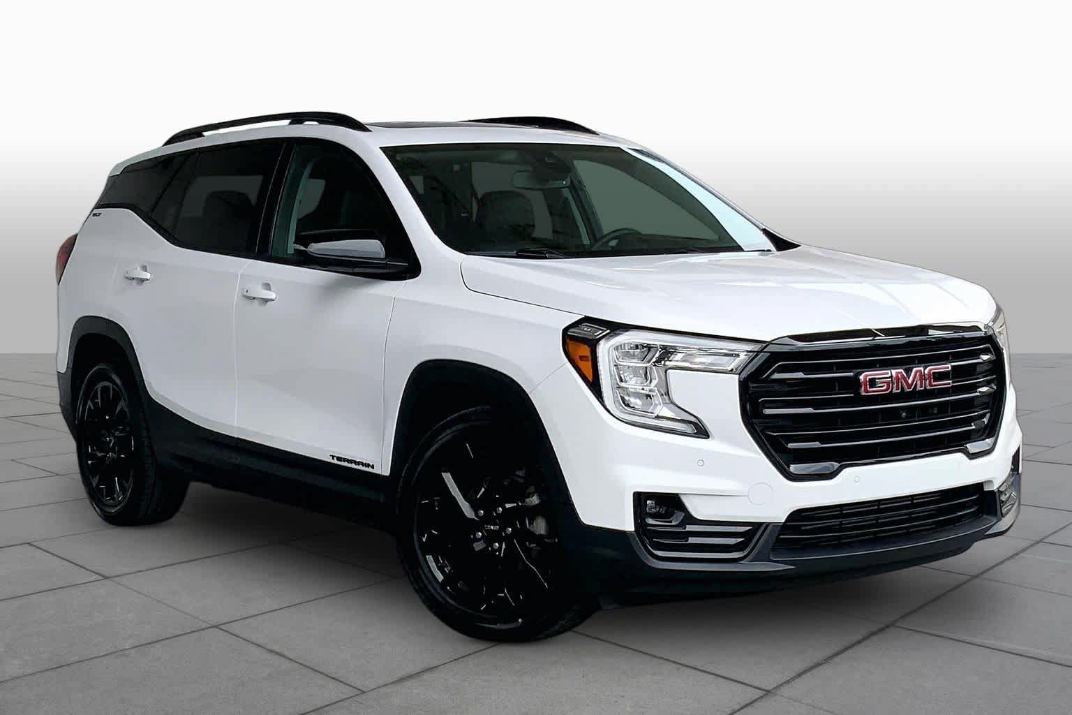 Used 2023 GMC Terrain SLT w/ Tech Package FWD image 3