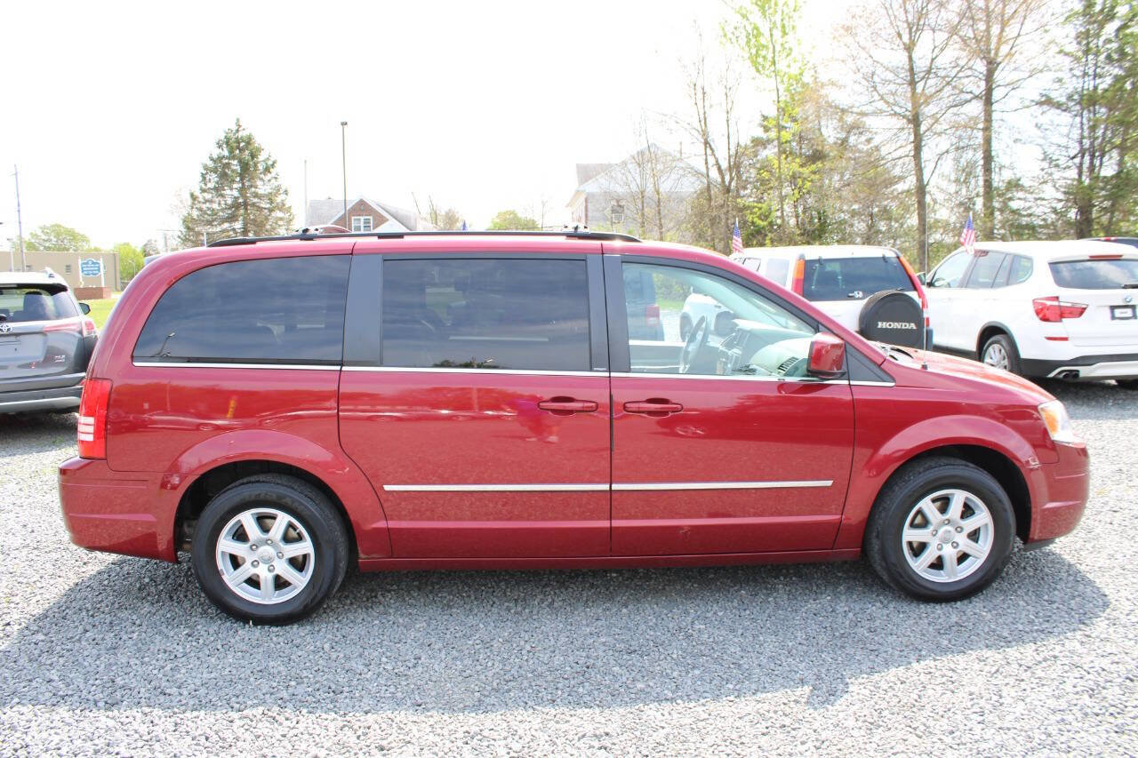 Used 2010 Chrysler Town & Country Touring w/ Entertainment Group #2 FWD image 6
