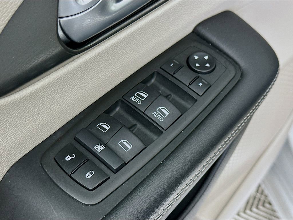 Certified 2024 Chrysler Pacifica Touring-L image 26