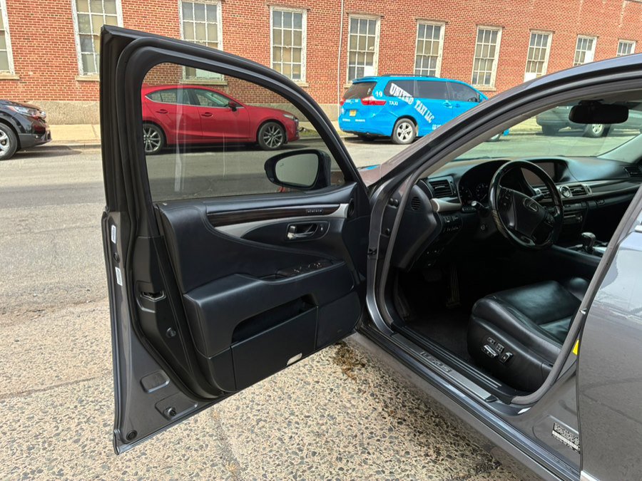 Used 2013 Lexus LS 460 AWD w/ Comfort Pkg image 17