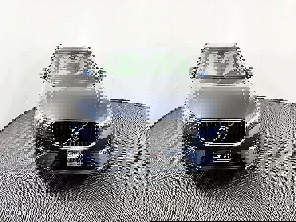 Used 2022 Volvo XC60 B5 Momentum image 4
