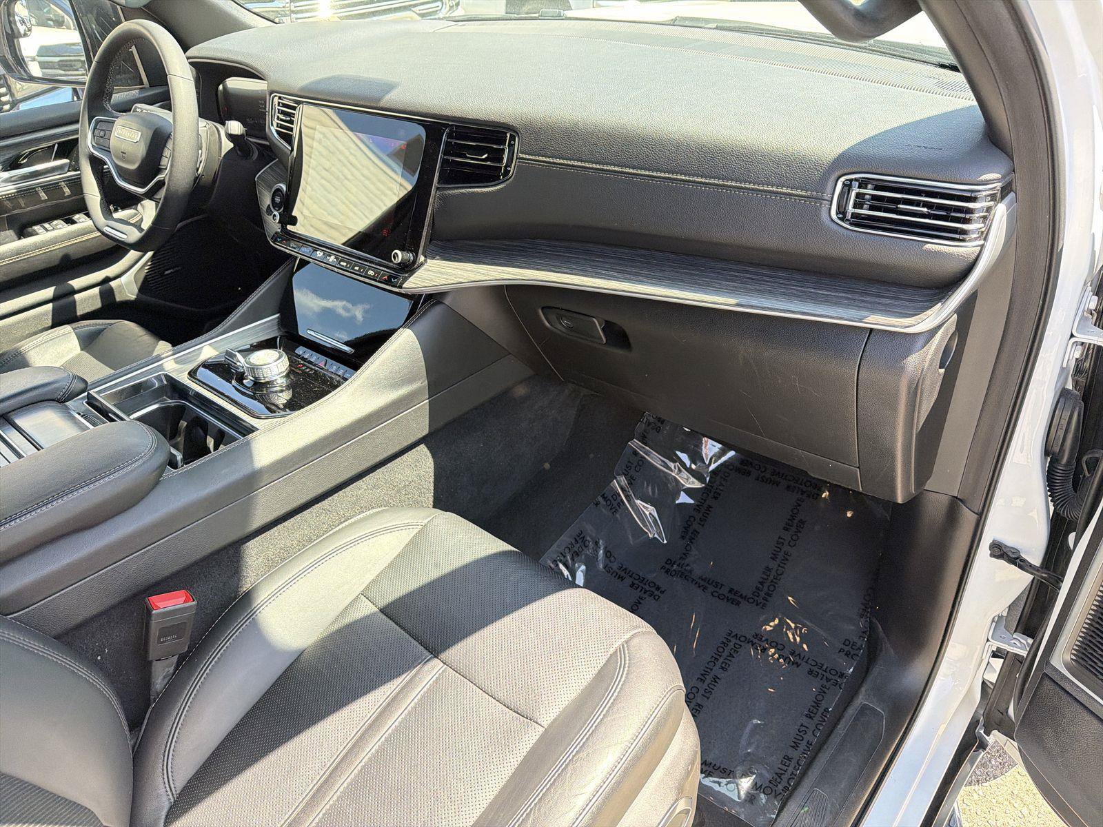 Used 2023 Jeep Wagoneer L Series II AWD/4WD image 28