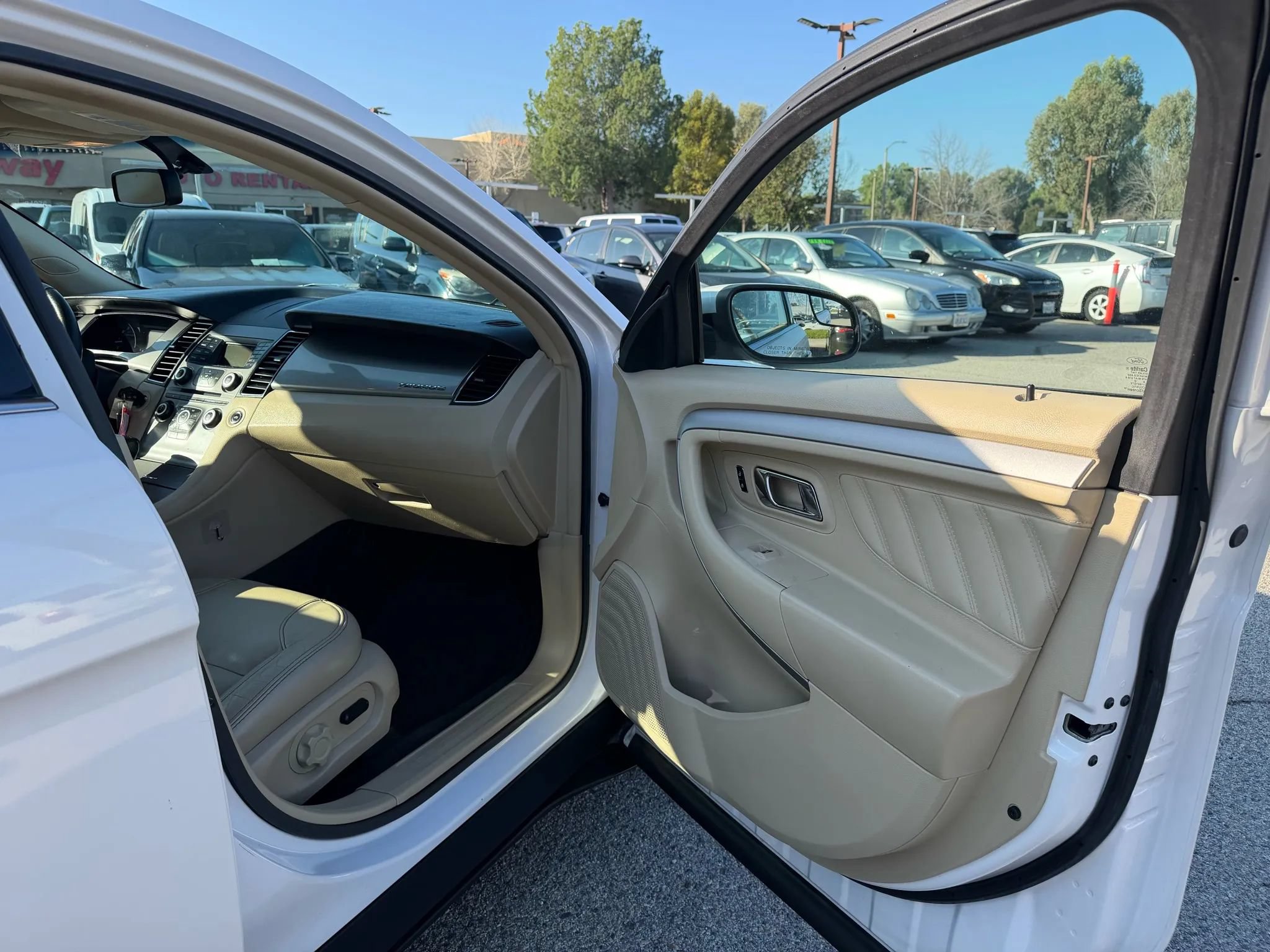 Used 2016 Ford Taurus SEL FWD image 21