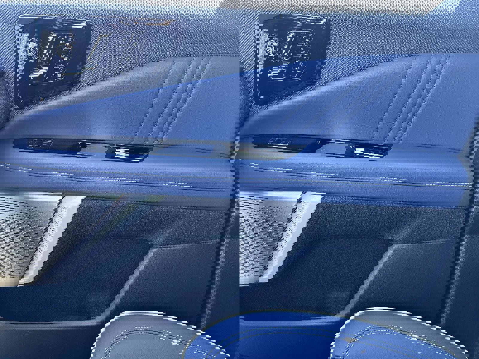 New 2026 Cadillac Optiq Luxury 2 image 22