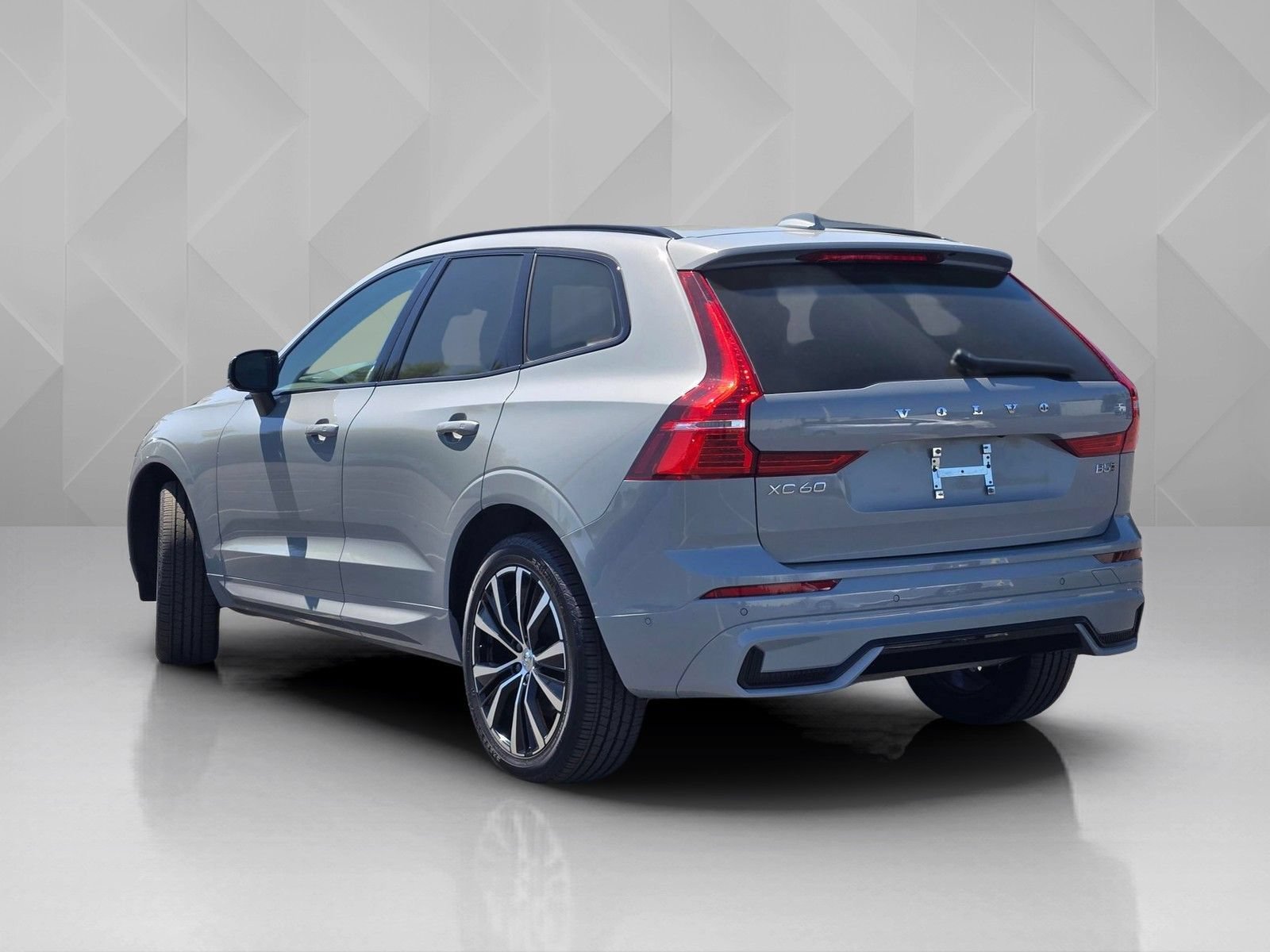 Certified 2025 Volvo XC60 B5 Plus AWD/4WD image 6