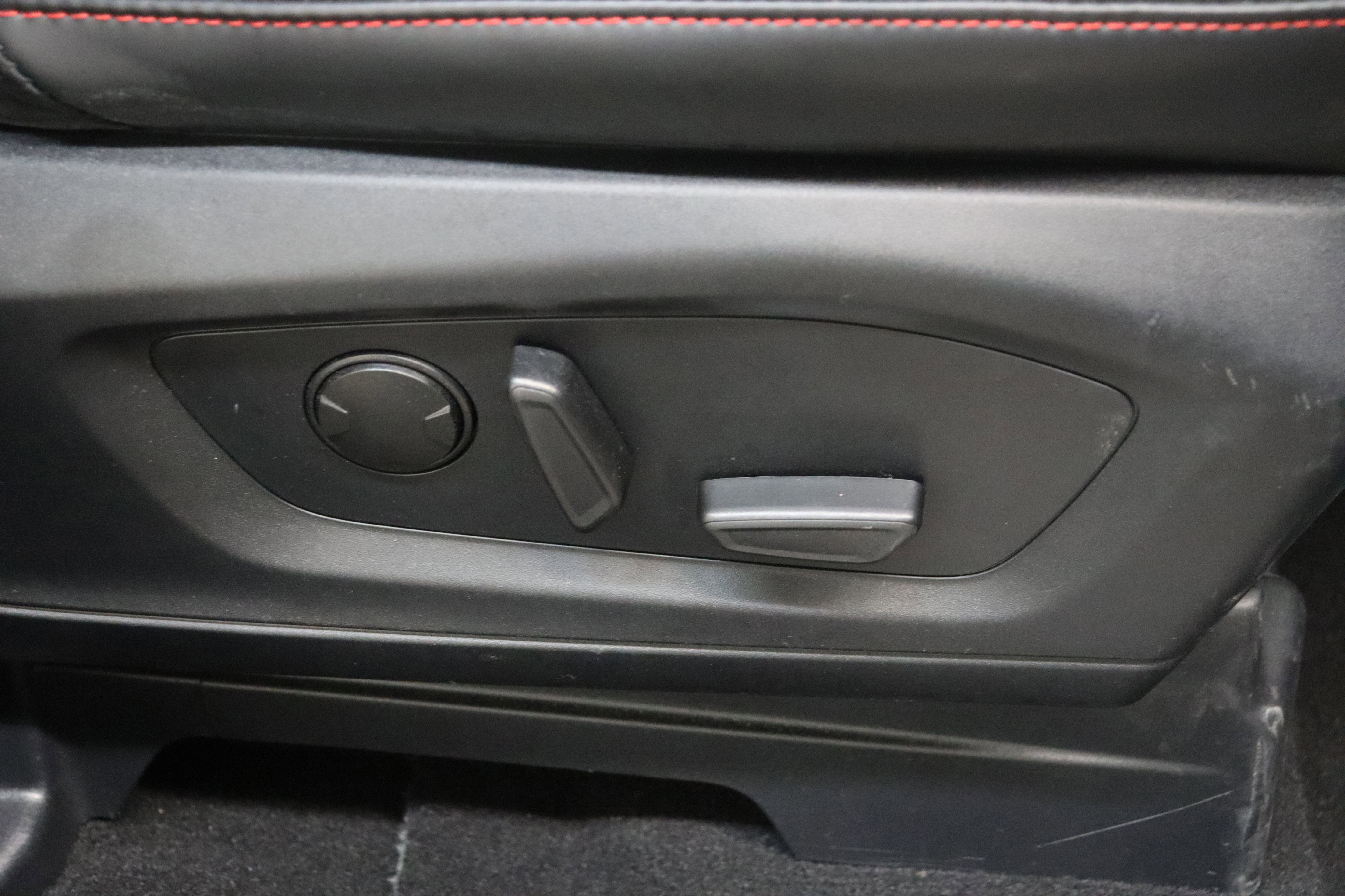 Used 2025 Ford Explorer ST-Line w/ ST-Line Street Pack image 12