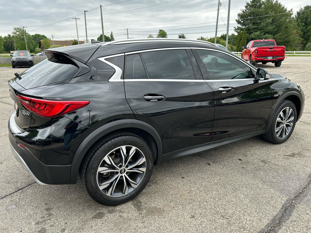 Used 2017 INFINITI QX30 Premium w/ Navigation Package AWD/4WD image 4