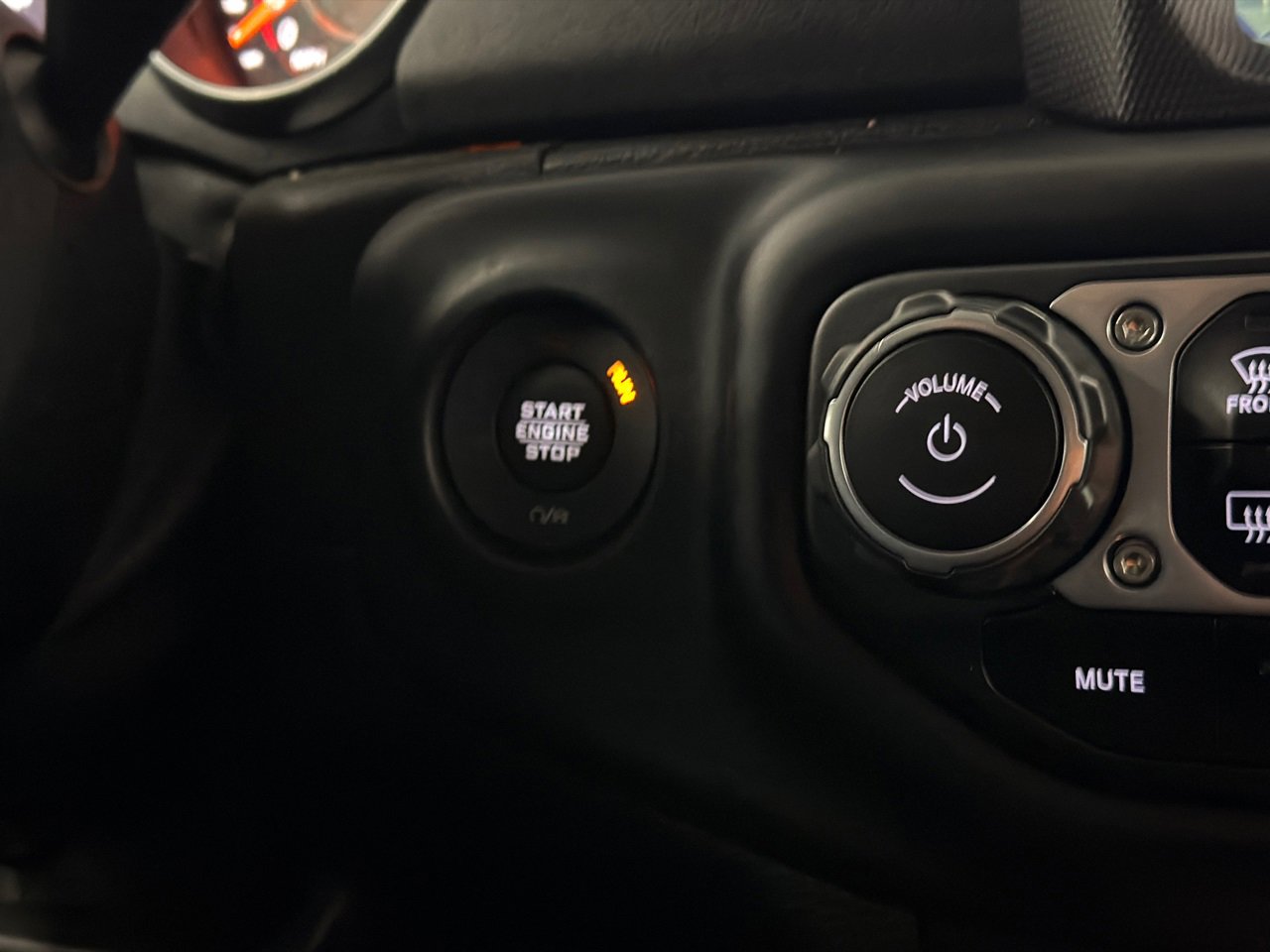 Used 2019 Jeep Wrangler Unlimited Sahara w/ Uconnect 4C Nav & Sound Group image 28