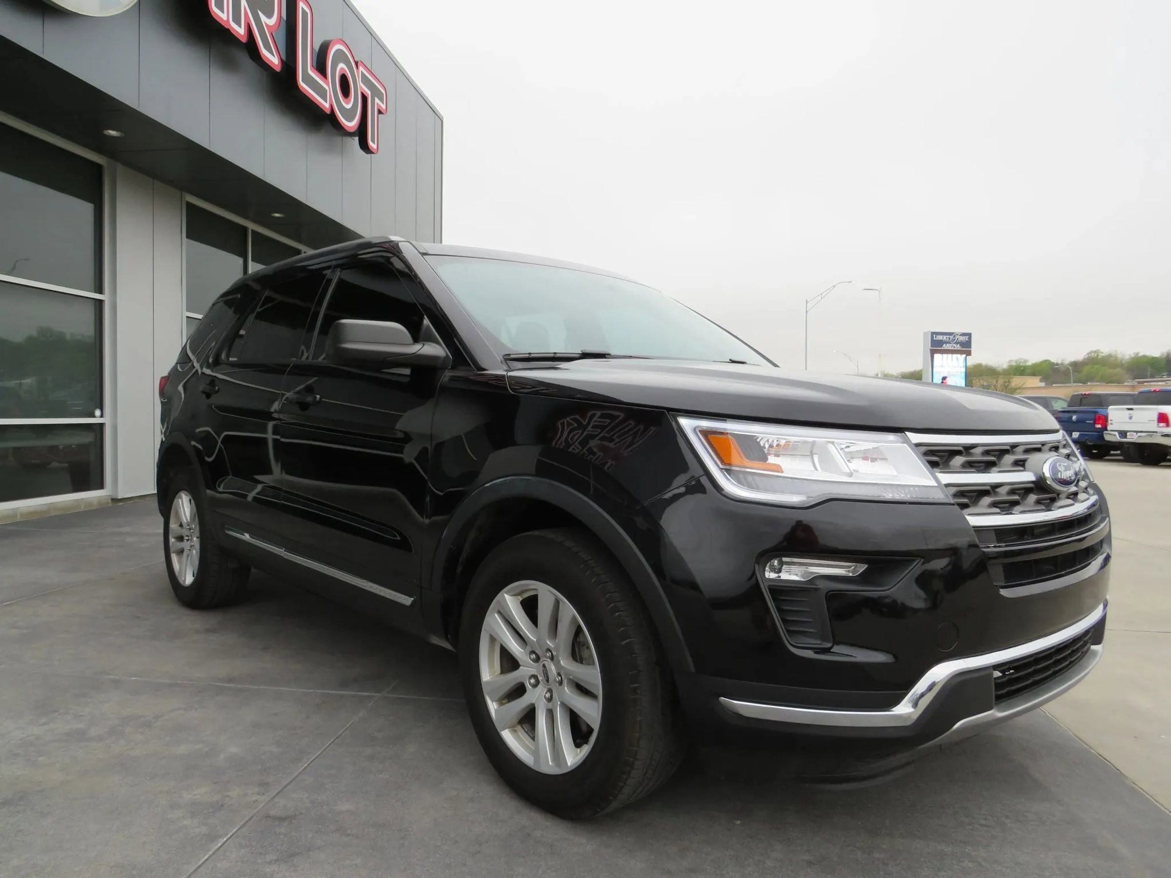 Used 2018 Ford Explorer XLT image 9