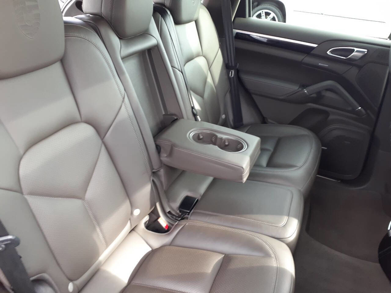 Used 2017 Porsche Cayenne Platinum Edition image 25