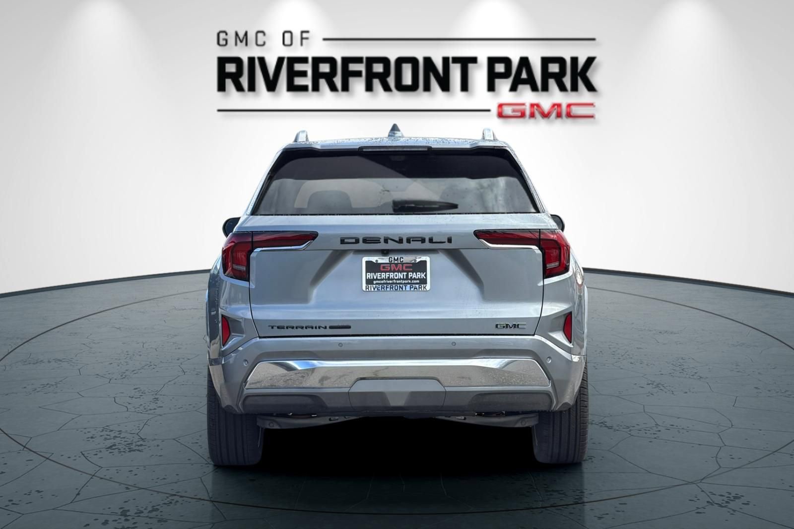 New 2026 GMC Terrain Denali w/ LPO, Black Badging Package image 4