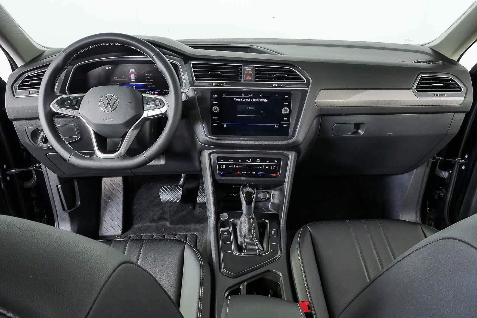 Certified 2024 Volkswagen Tiguan SE FWD image 17