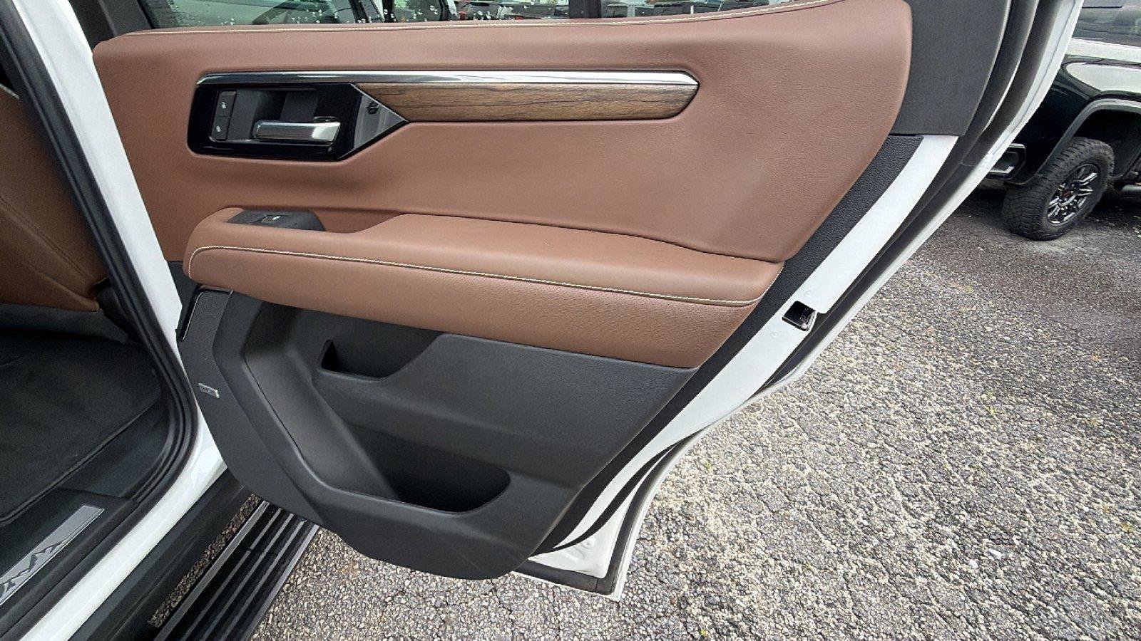 Used 2025 Chevrolet Tahoe High Country AWD/4WD image 20