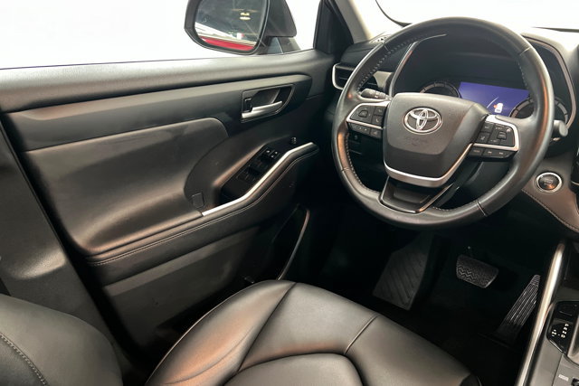 Used 2023 Toyota Highlander XLE AWD/4WD image 11