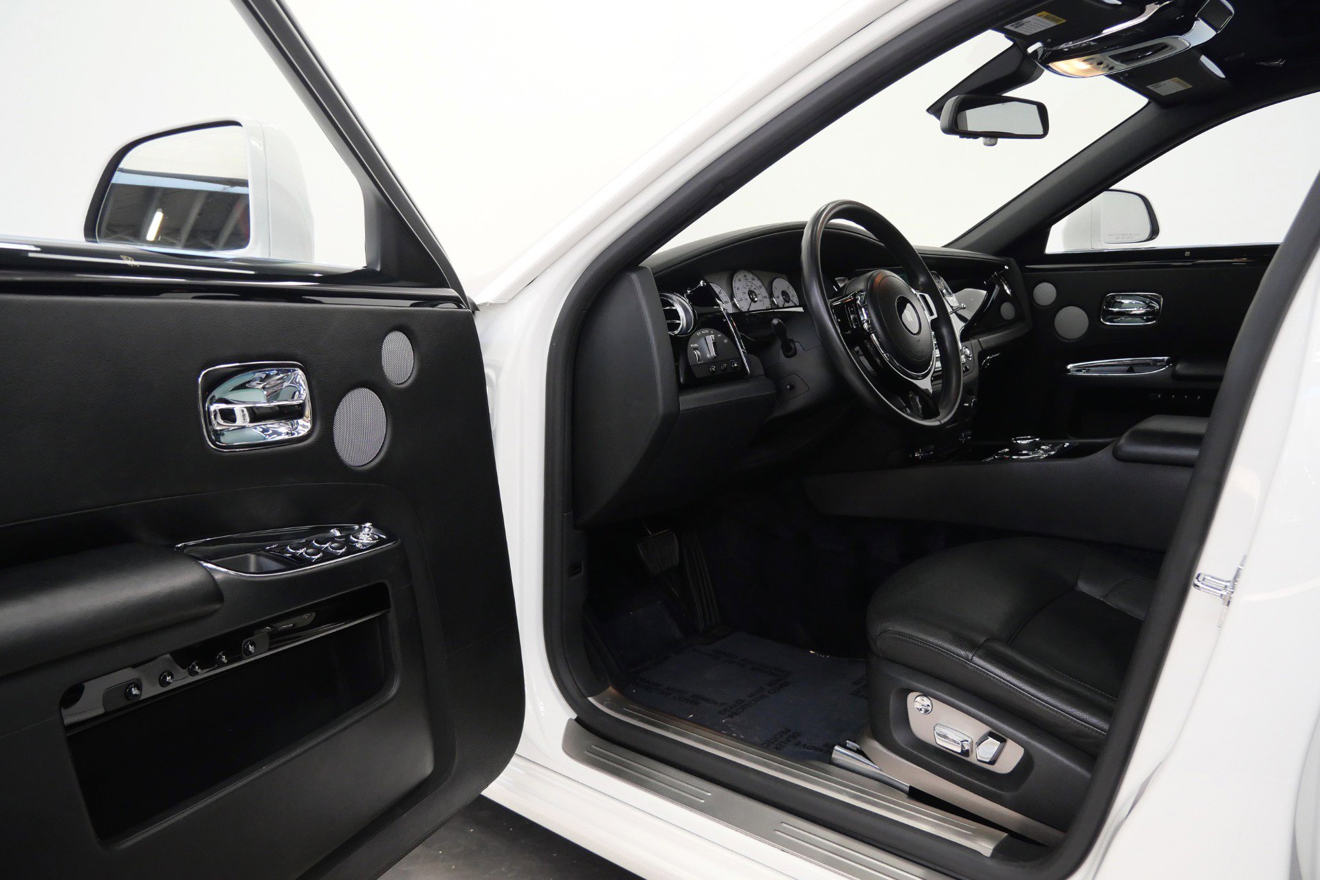 Used 2014 Rolls-Royce Ghost RWD image 23
