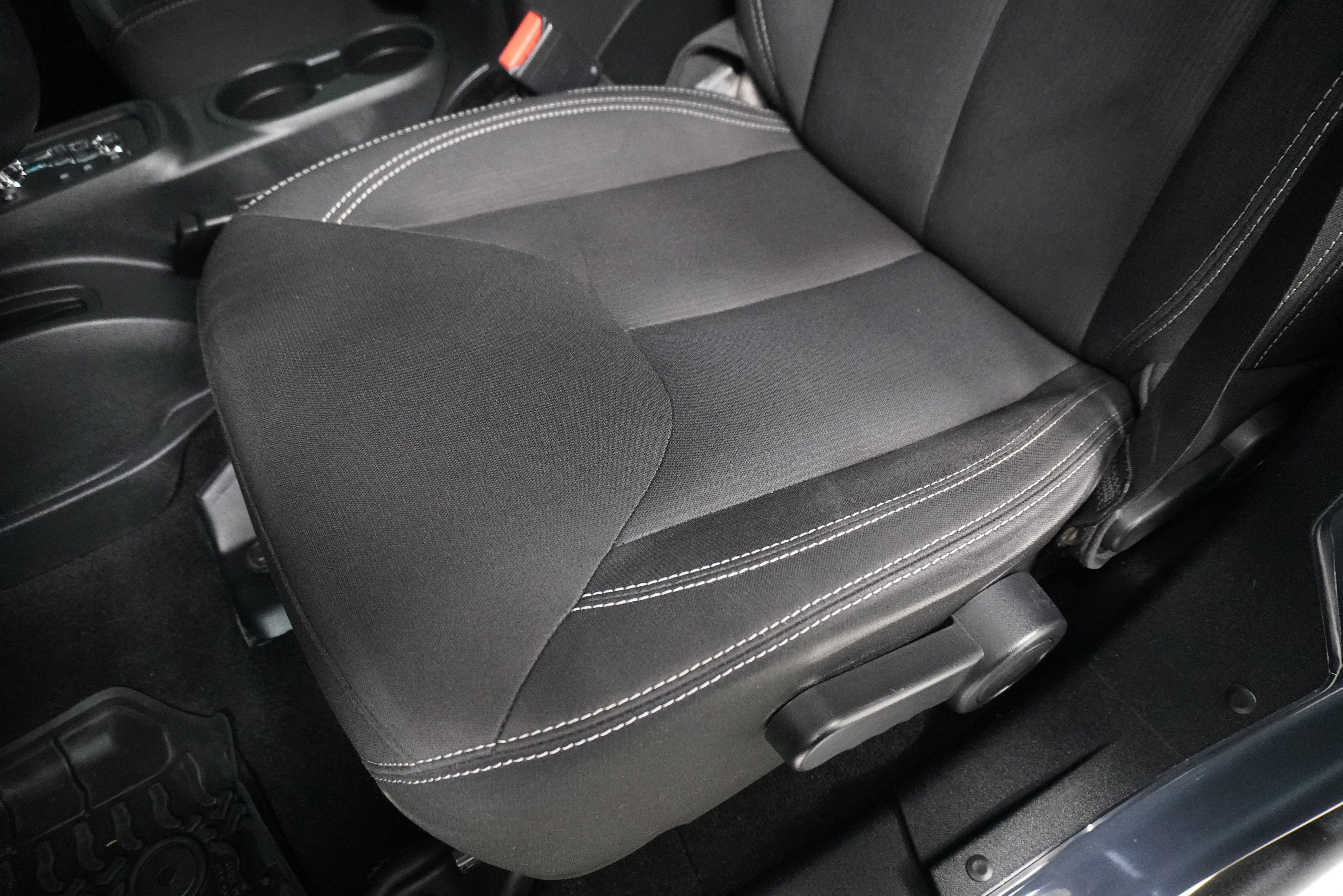 Used 2016 Jeep Wrangler Unlimited Rubicon w/ Connectivity Group AWD/4WD image 12