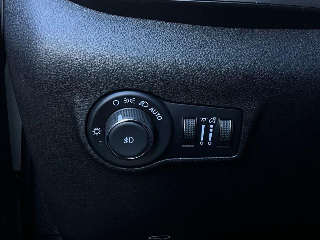 Used 2025 Jeep Compass Limited image 22