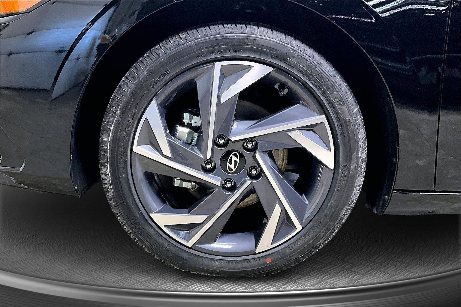 Used 2025 Hyundai Elantra Limited image 10