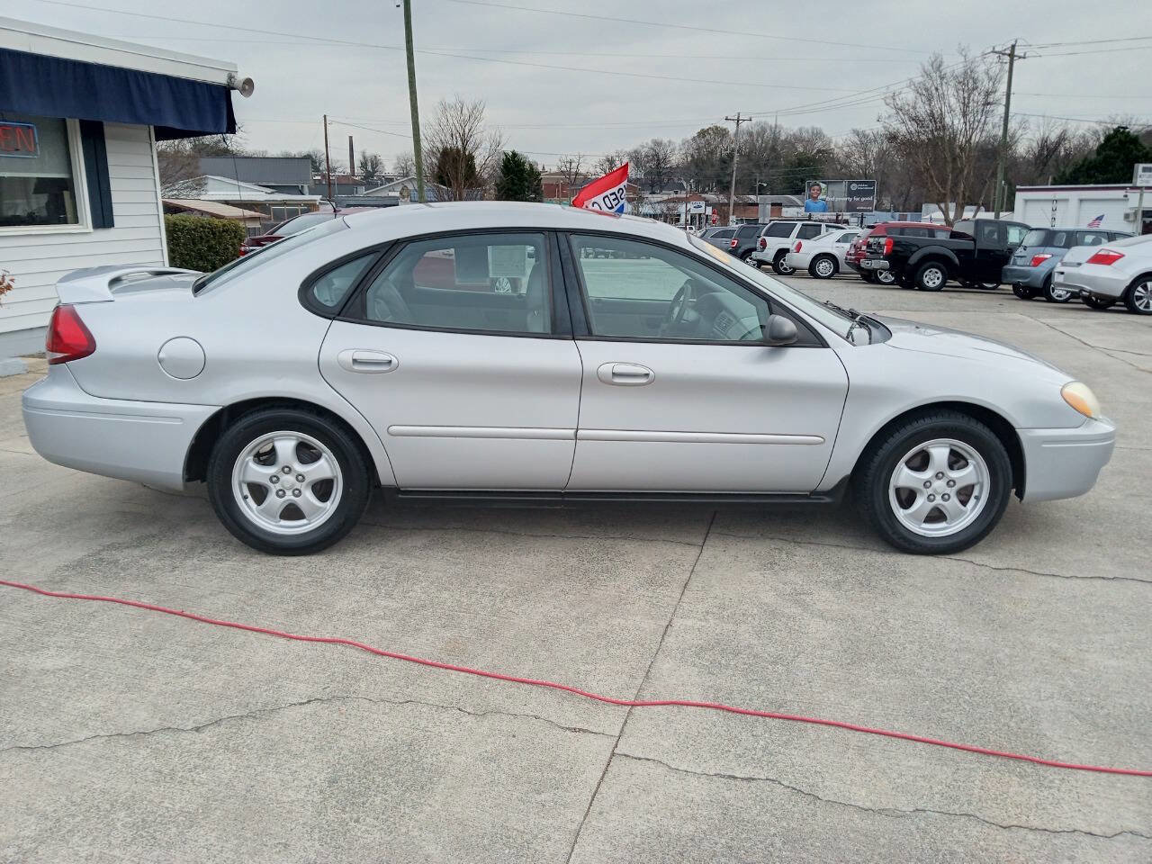 Used 2005 Ford Taurus SE FWD image 4