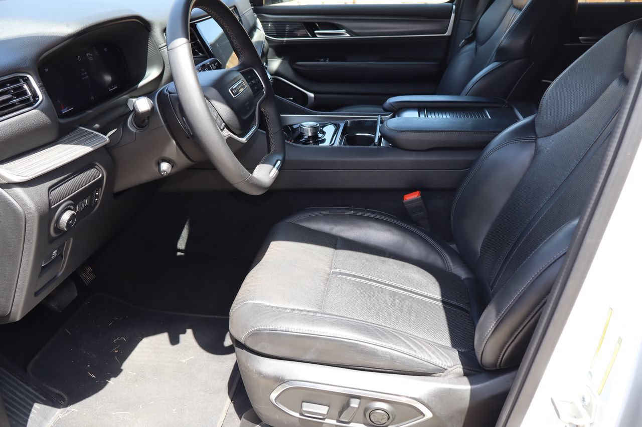 Used 2024 Jeep Wagoneer L Series II RWD image 16