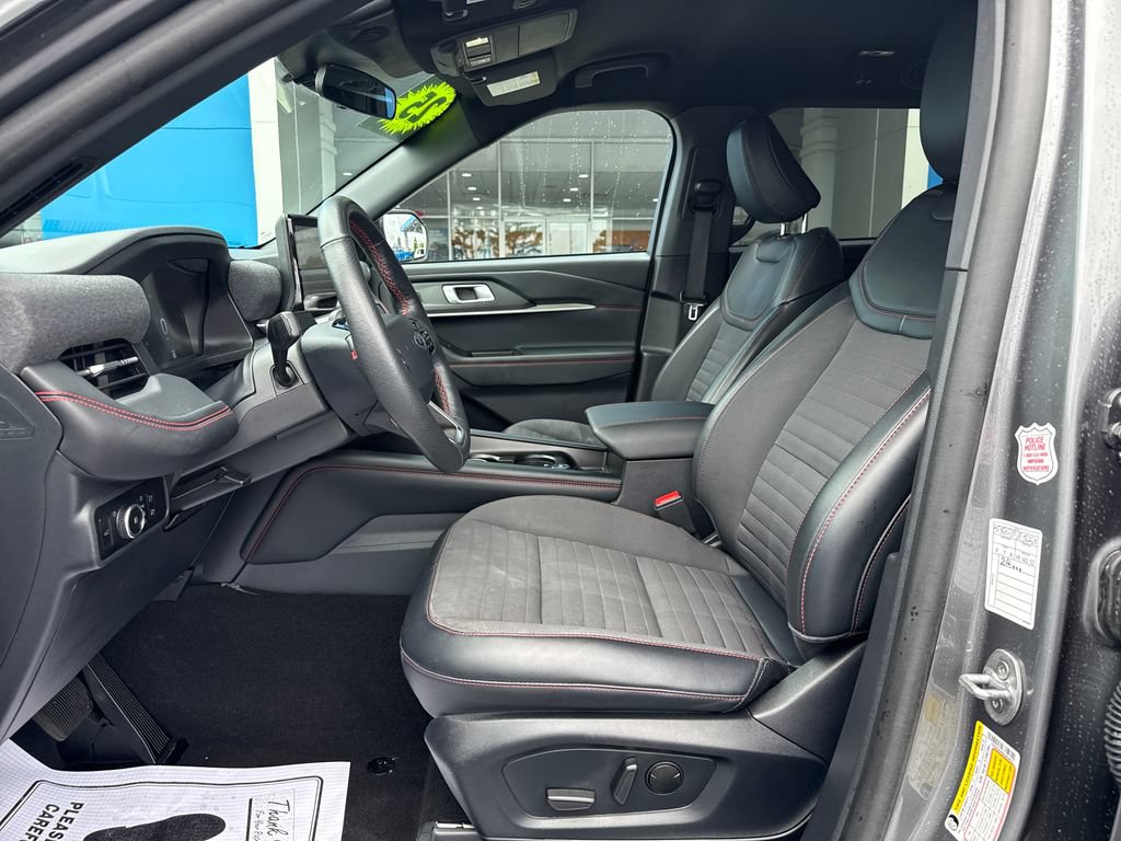 Used 2025 Ford Explorer ST-Line w/ ST-Line Street Pack AWD/4WD image 11