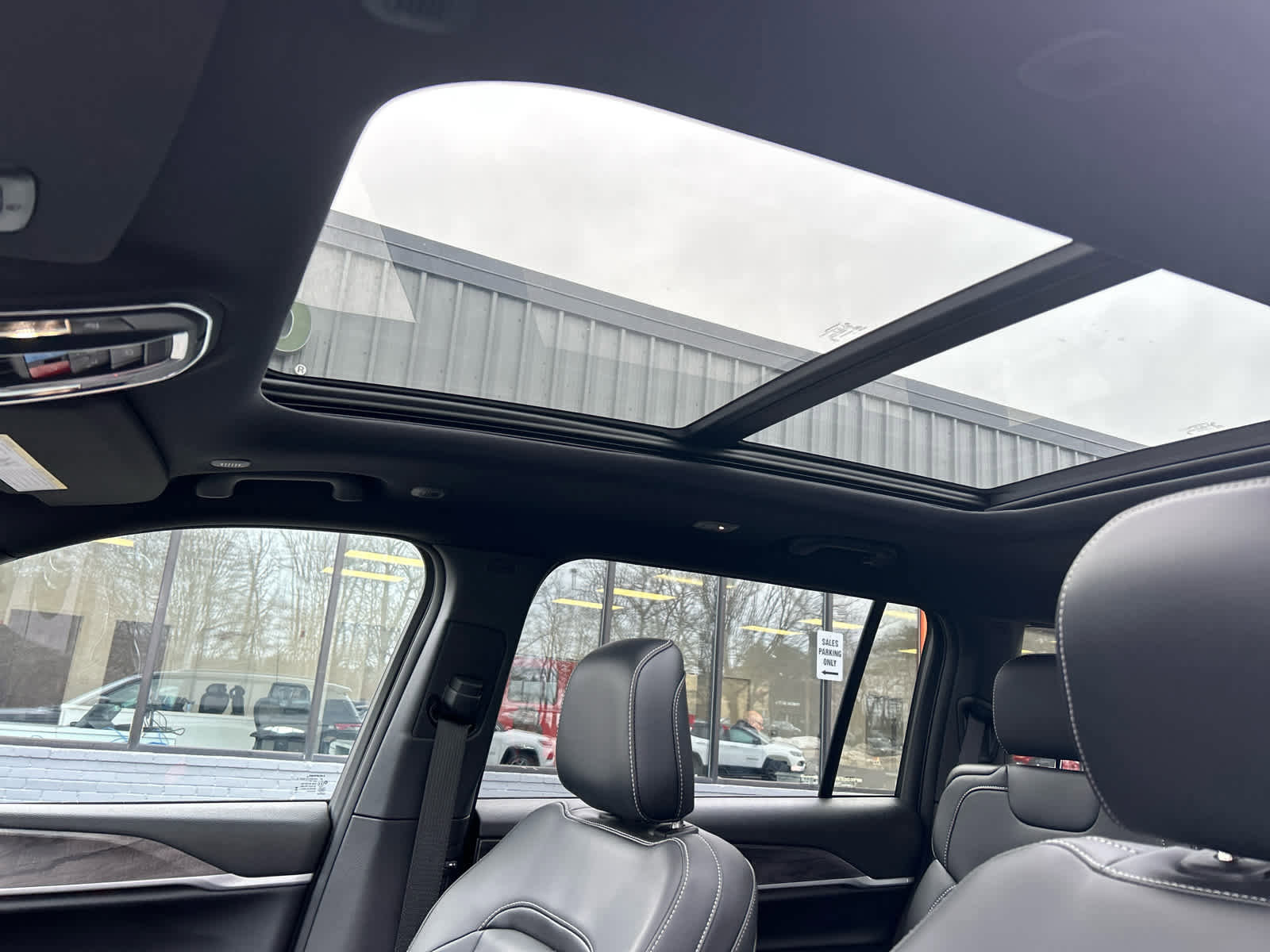 Used 2025 Jeep Grand Cherokee L Limited w/ Black Appearance Package image 34