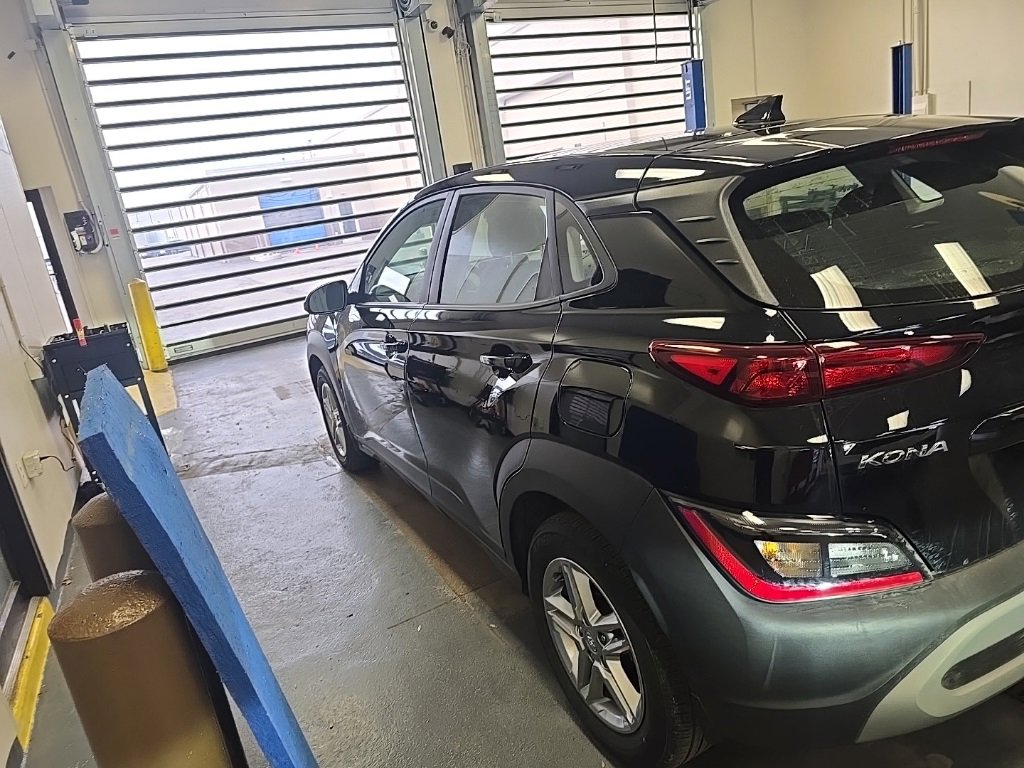 Used 2023 Hyundai Kona SE image 3