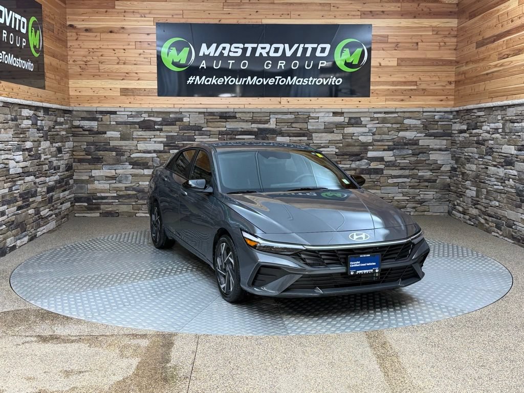 Used 2025 Hyundai Elantra SEL FWD image 2