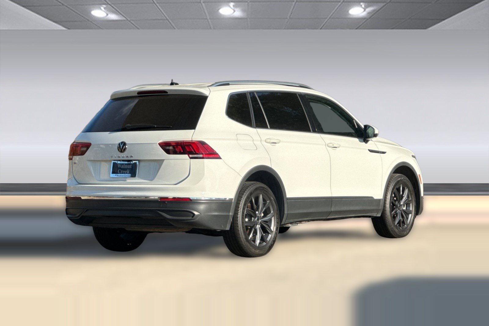Used 2024 Volkswagen Tiguan SE FWD image 9