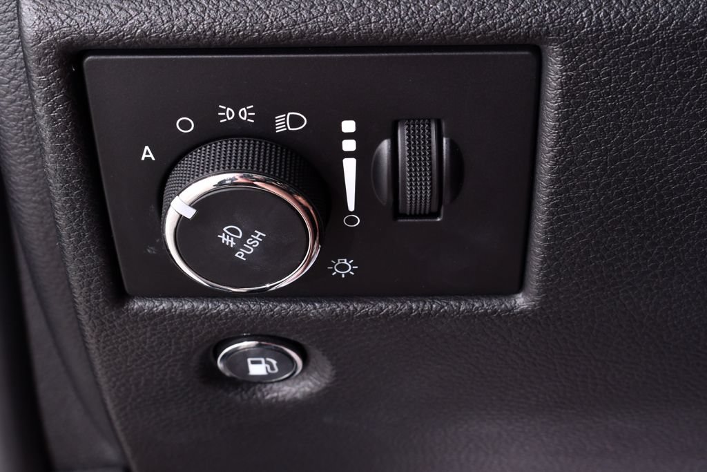 Used 2020 Jeep Grand Cherokee Overland AWD/4WD image 32
