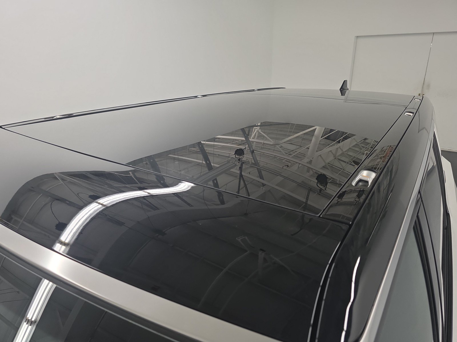 Used 2025 Rivian R1S Adventure AWD/4WD image 13