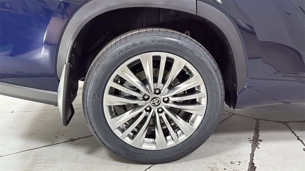 New 2026 Toyota Highlander Platinum image 23