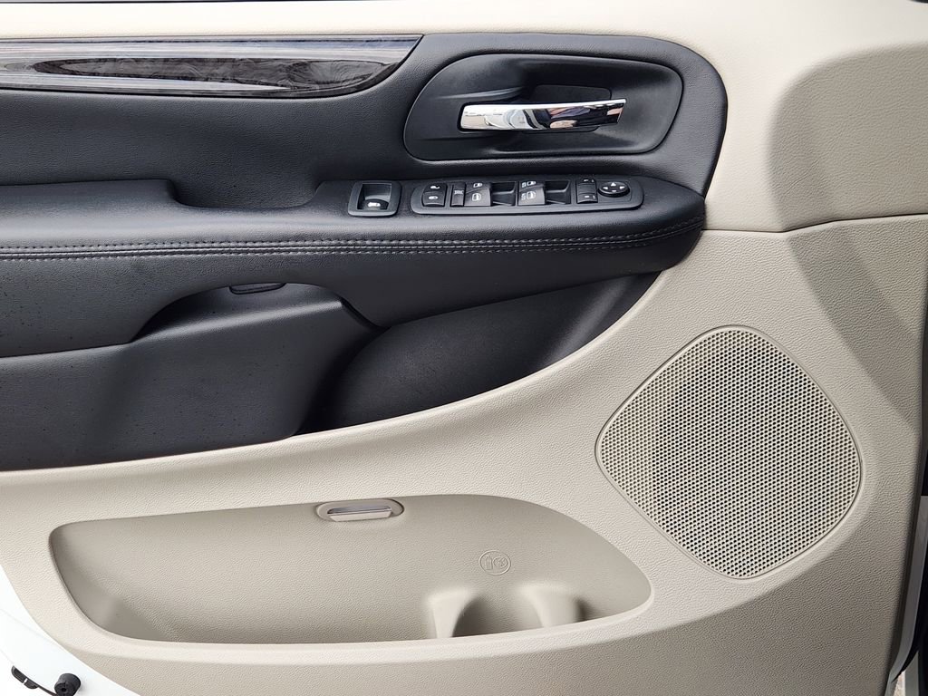 Used 2020 Dodge Grand Caravan SE w/ UConnect Hands-Free Group image 21