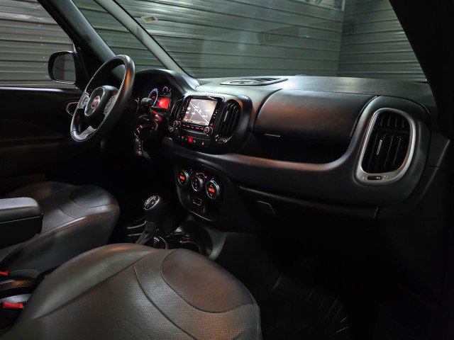 Used 2017 FIAT 500L Trekking w/ Dual-Pane Sunroof Package image 12