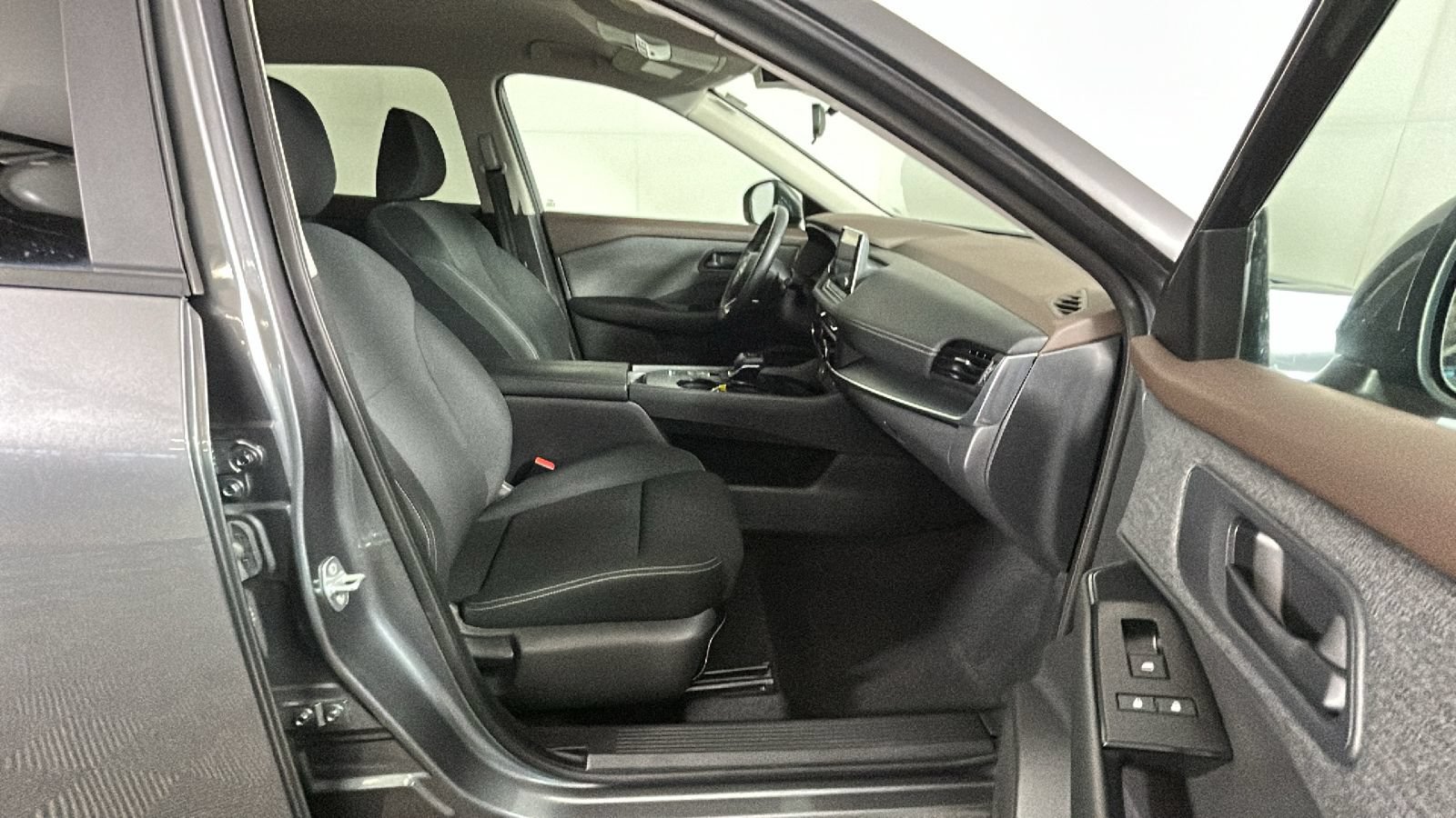 Used 2023 Nissan Rogue FWD image 32