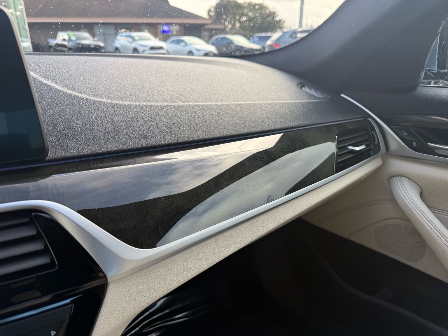Used 2023 BMW 530e w/ Convenience Package image 19