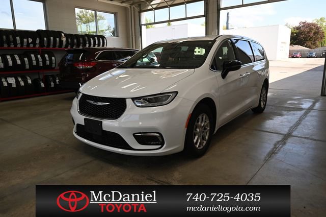Used 2025 Chrysler Pacifica Select