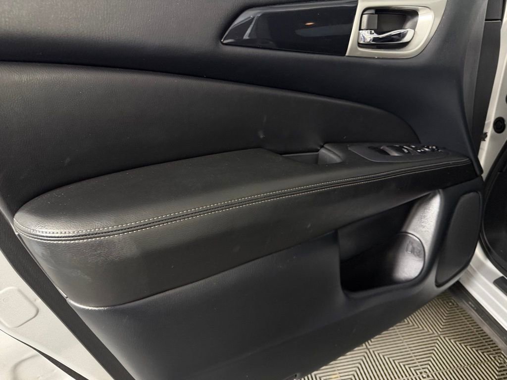 Used 2020 Nissan Pathfinder SV image 23