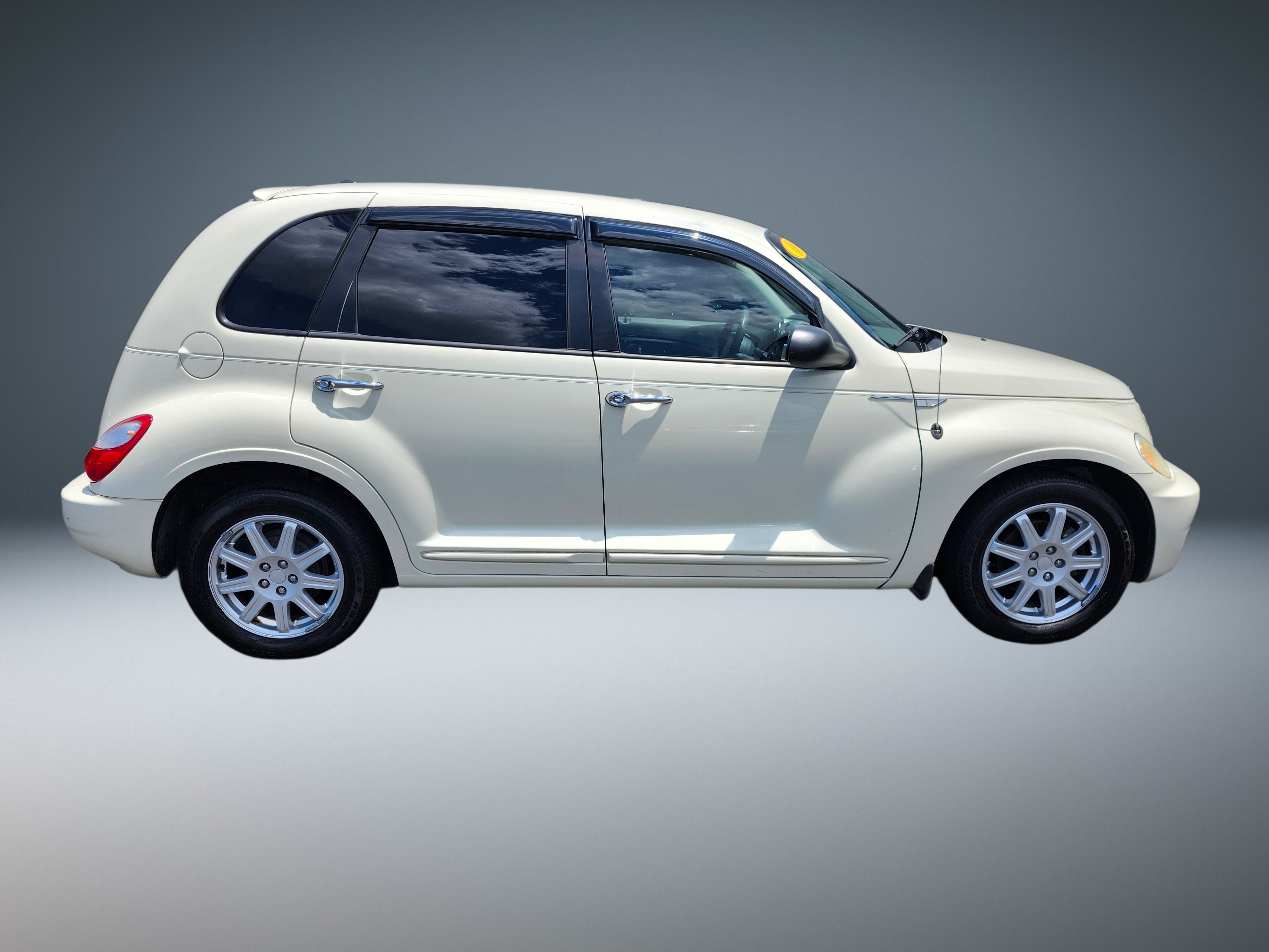 Used 2008 Chrysler PT Cruiser Touring FWD image 2