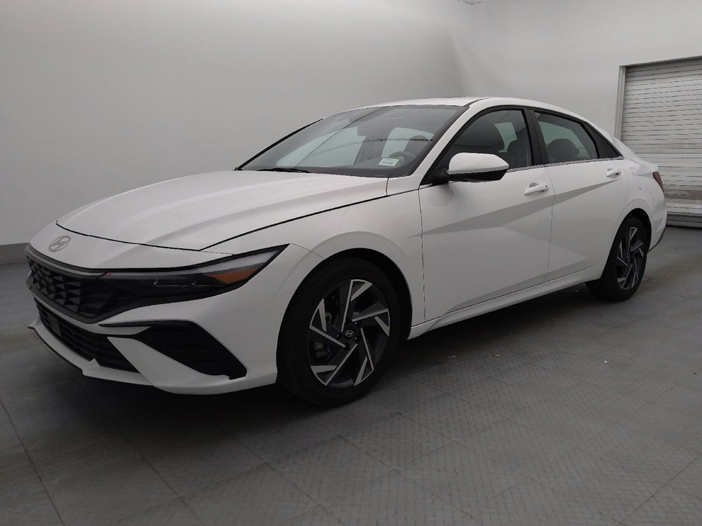 Used 2025 Hyundai Elantra SEL image 2