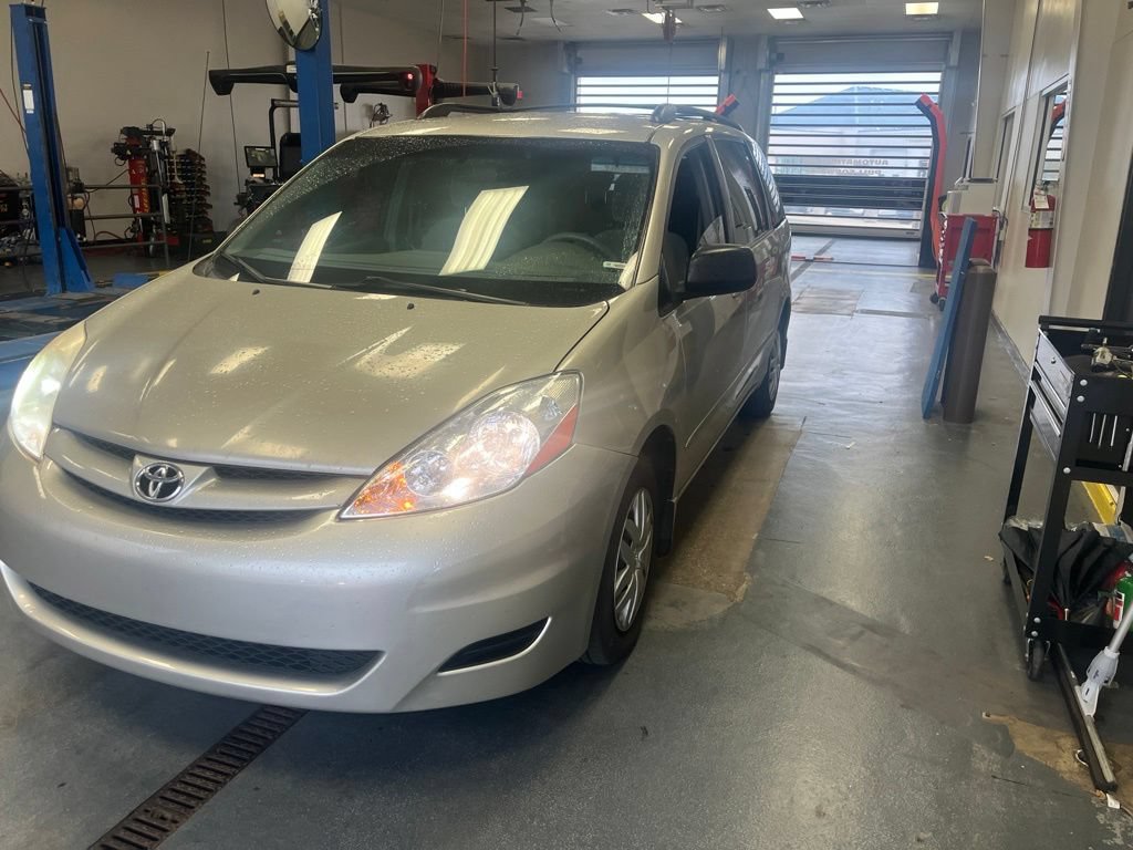 Used 2009 Toyota Sienna CE FWD image 2