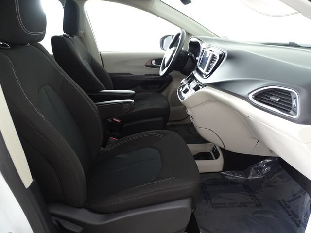 Used 2021 Chrysler Voyager L FWD image 14
